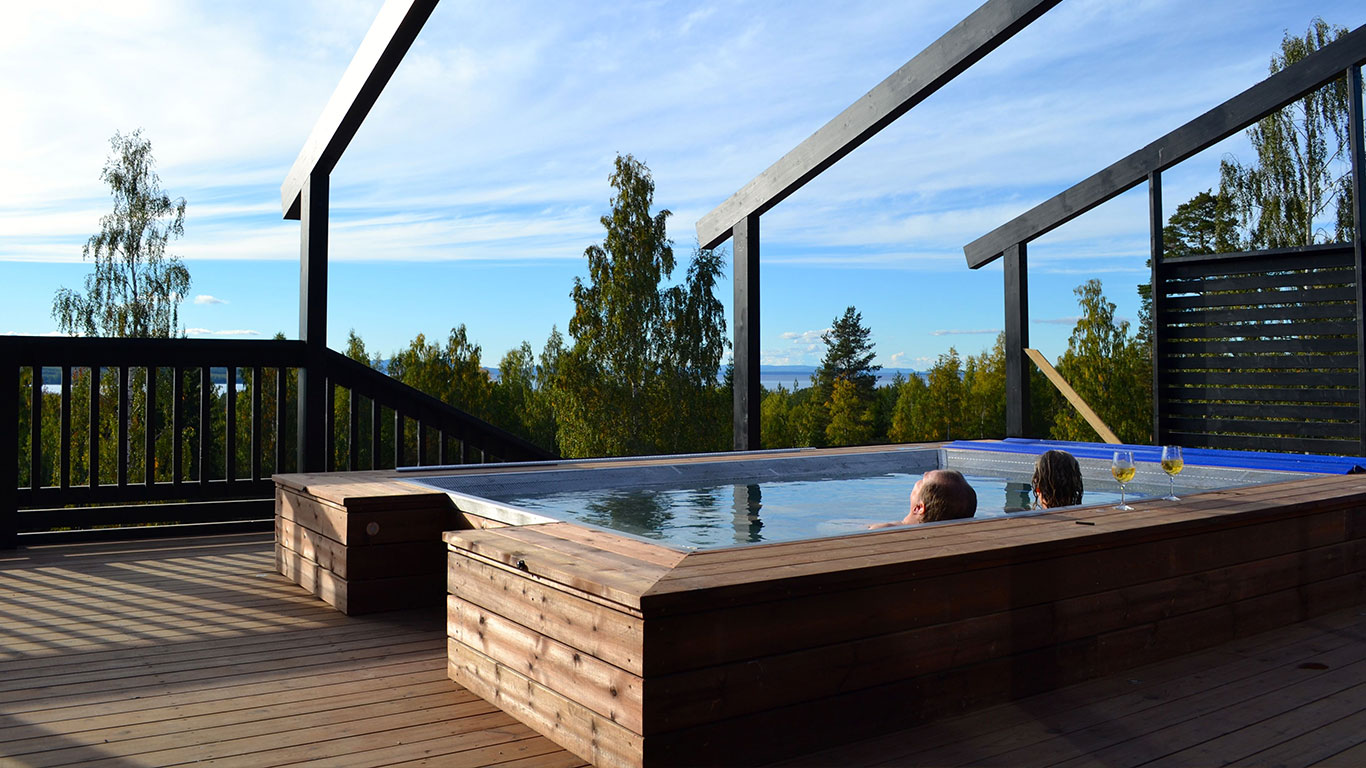 Spa utomhus med utsikt över Siljan på Dalecarlia i Tällberg.