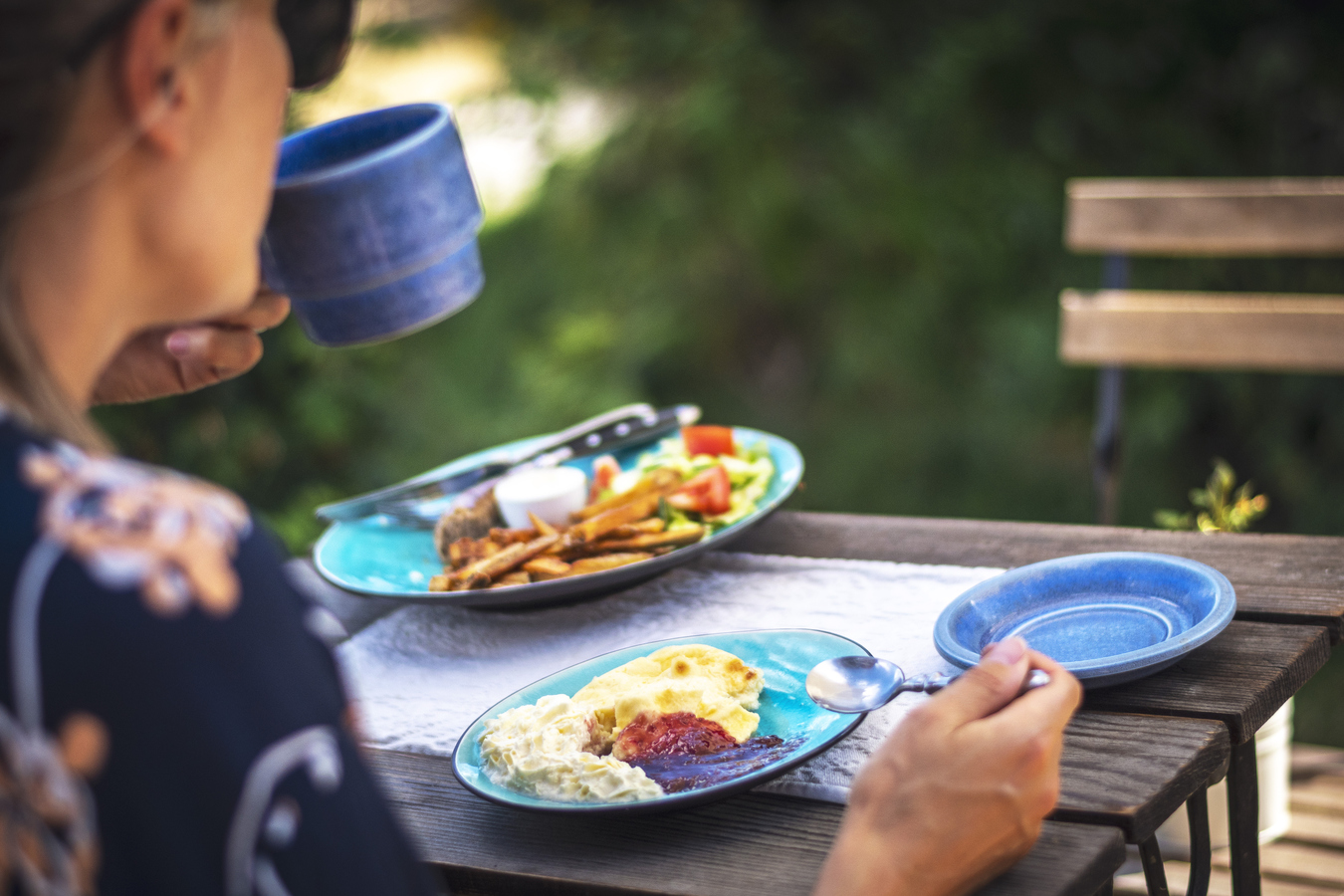 Kvinna som fikar hos Stora Lunån.