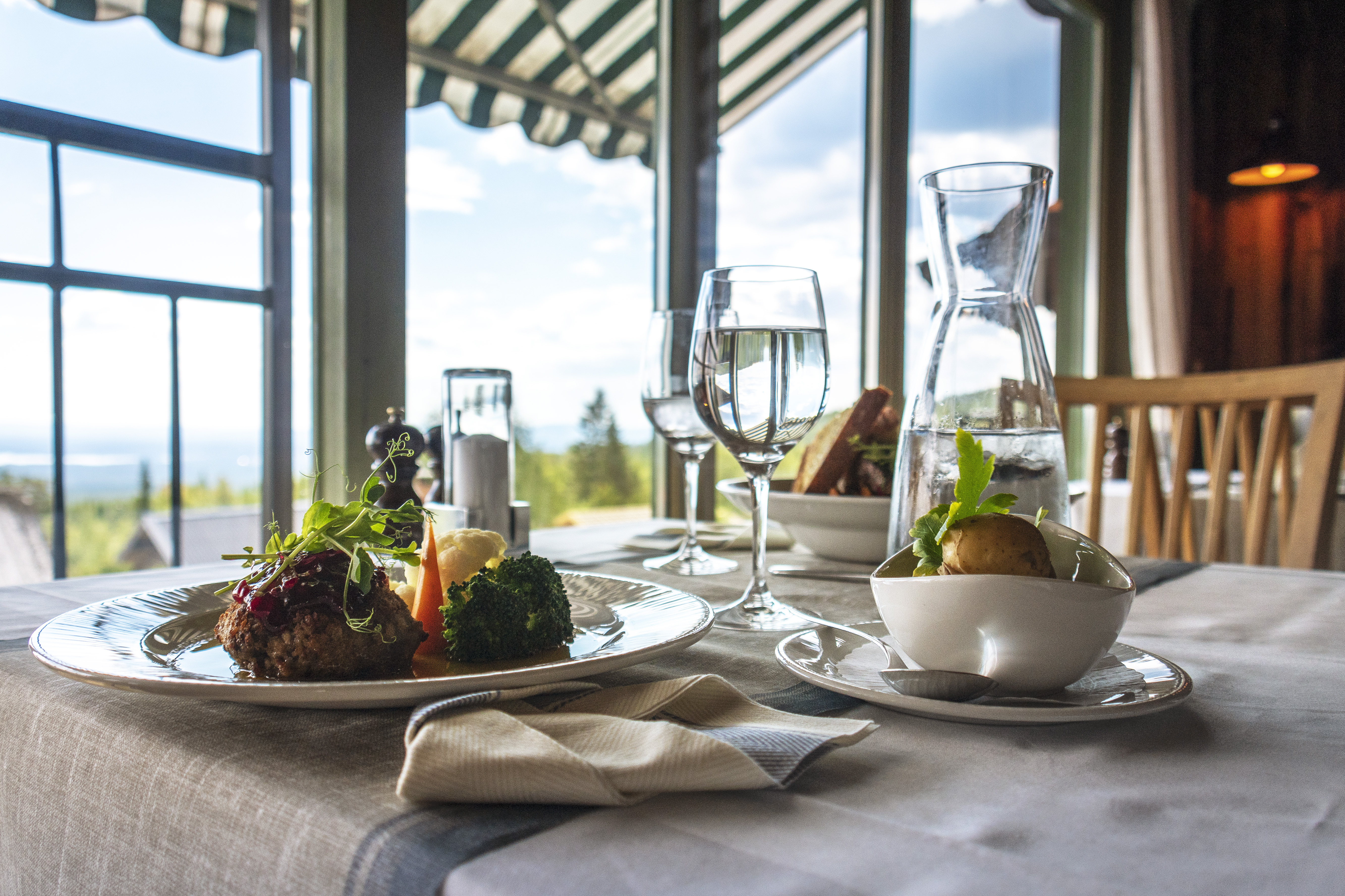 Mat på tallrik i Fryksås hotell.