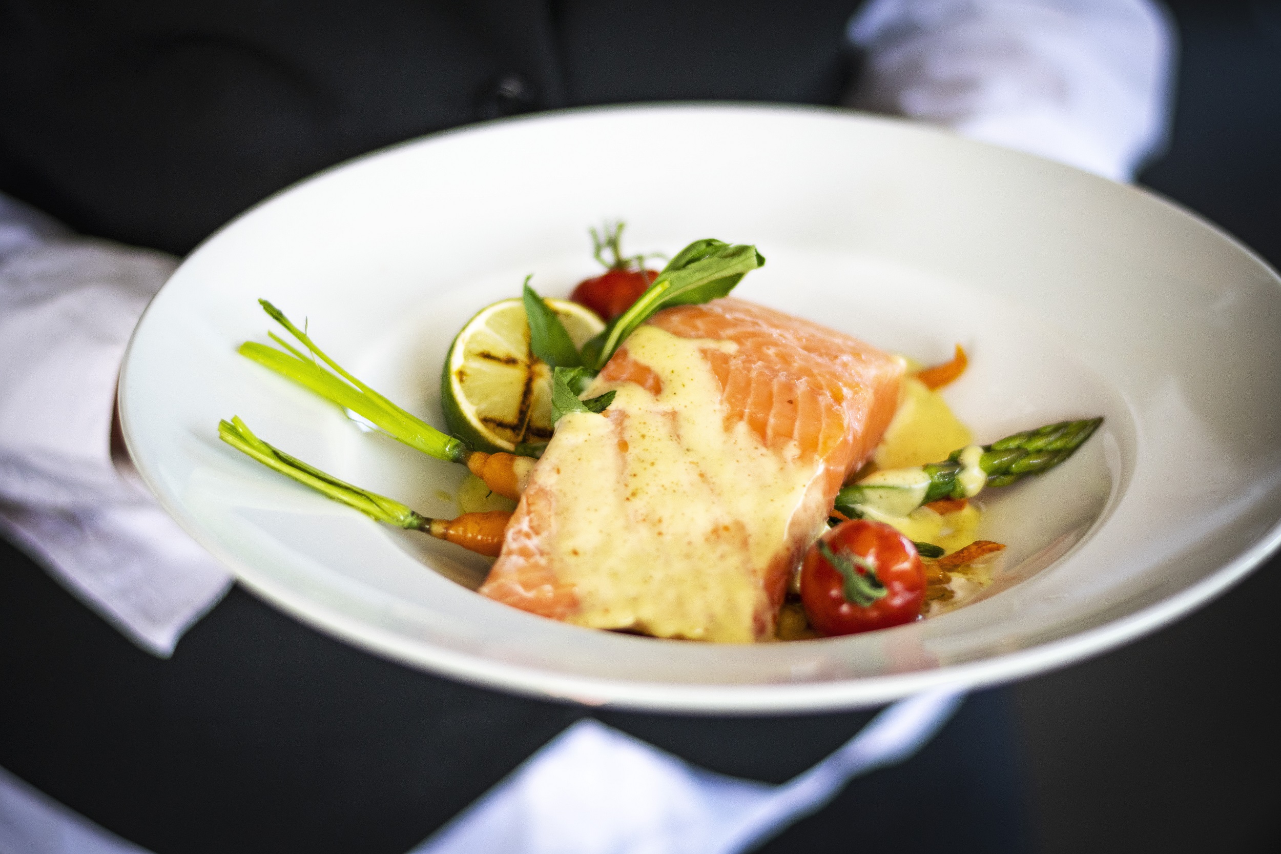 Lax med grönsaker på en tallrik i Mora parken.