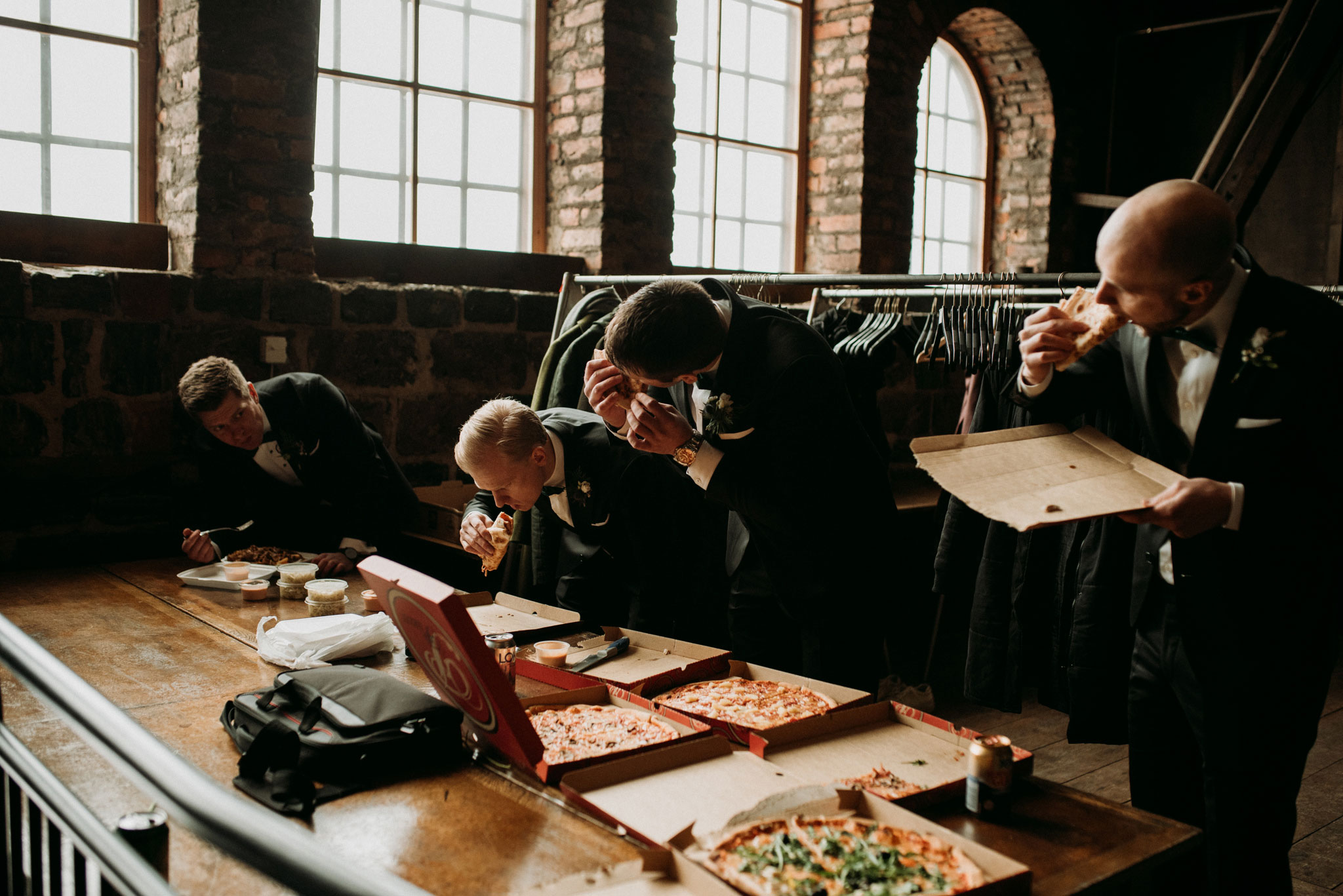 Brudgum och marsalker äter pizza innan bröllopet i Dalarna.