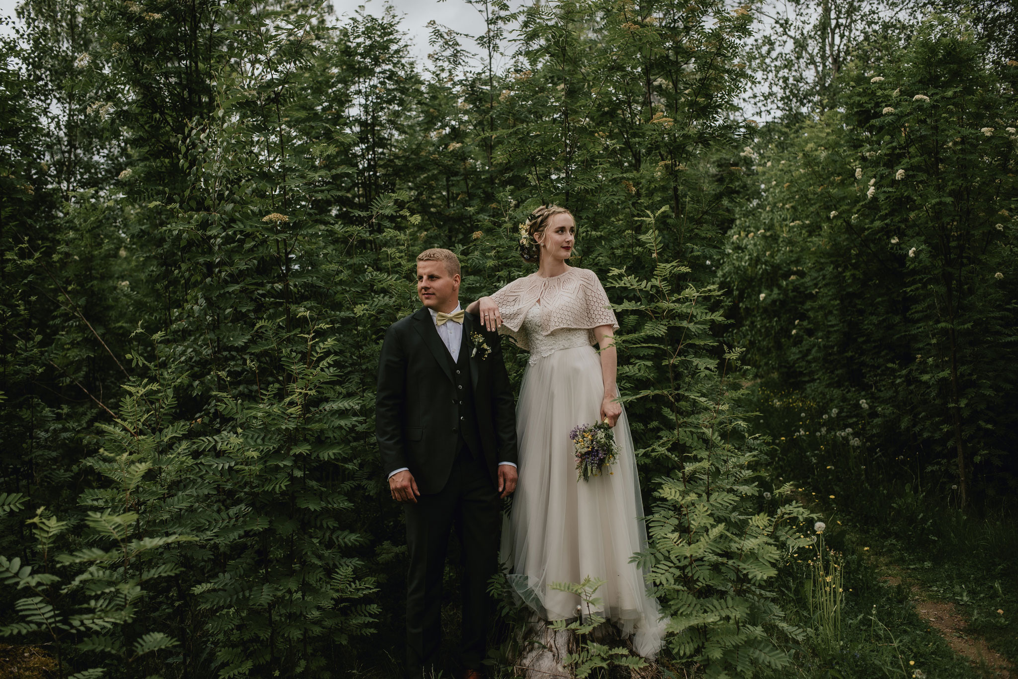 Brudpar i Dalarna fotograferade av bröllopsfotograf Marta Englund.