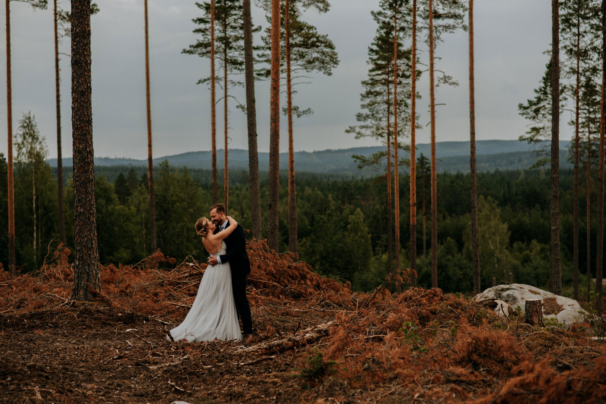 Brudpar i Dalarna fotograferade av bröllopsfotograf Marta Englund.