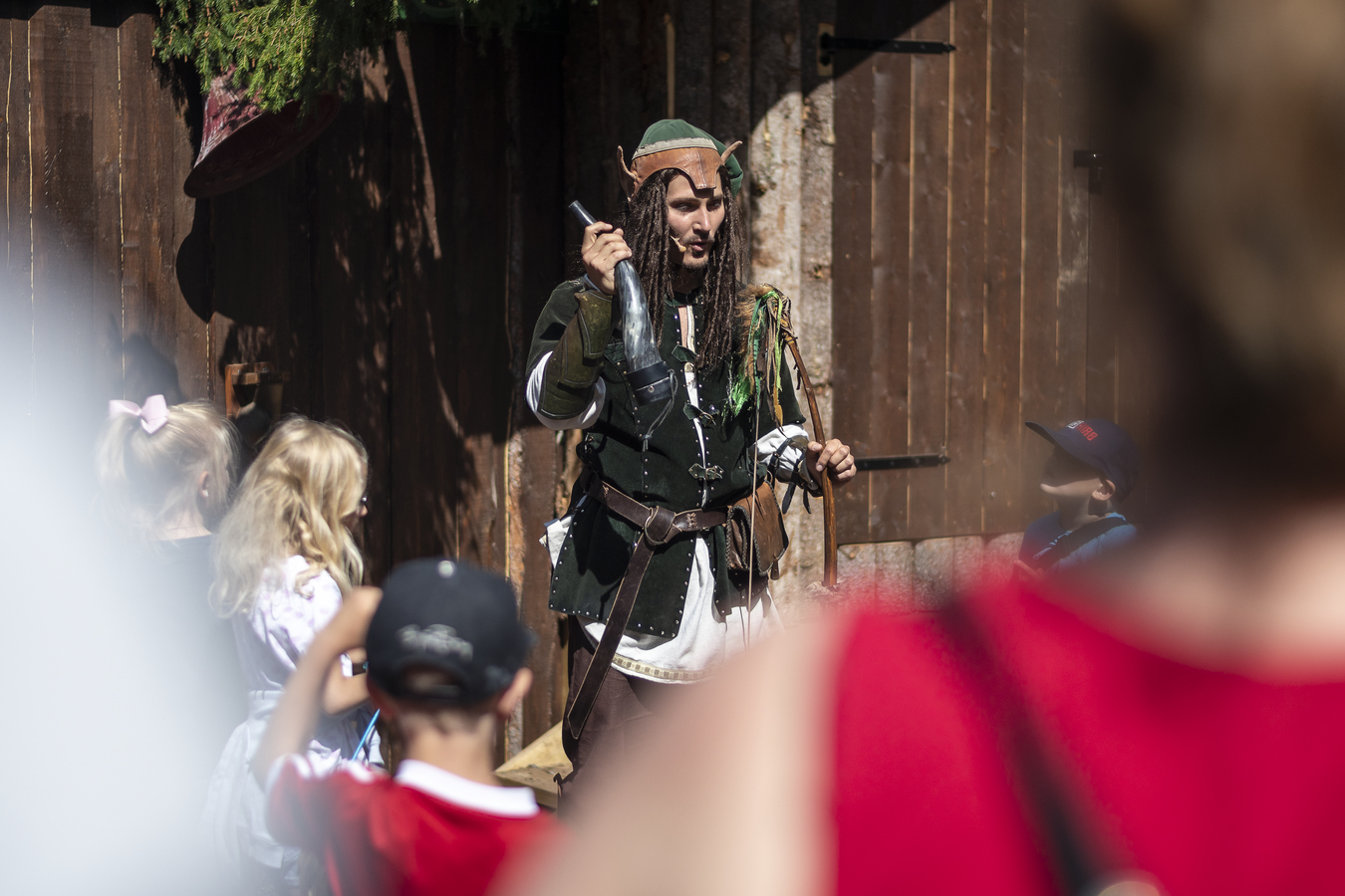 Alv som pratar med barn.