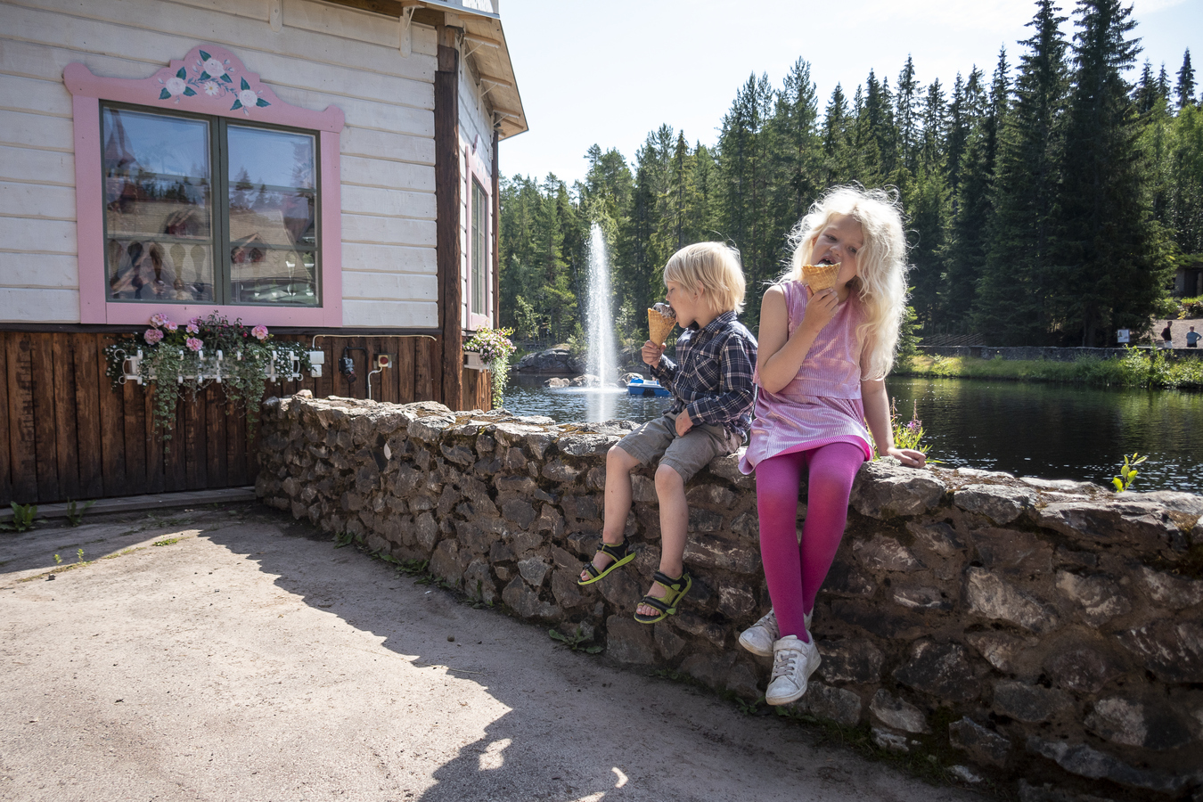 Barn som äter glass.