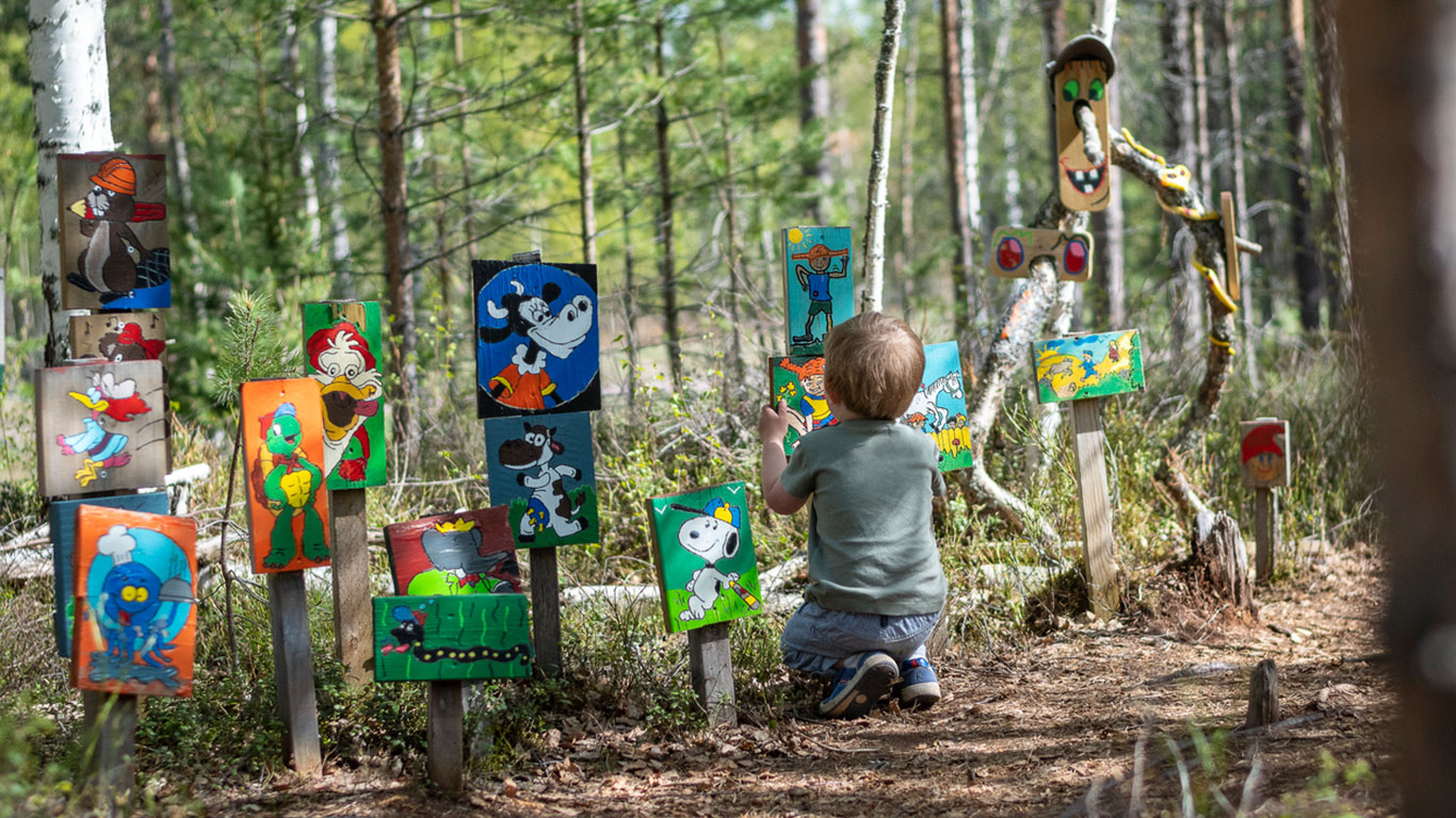 Barn leker på Troll- och Clownstigen i Östnor utanför Mora.