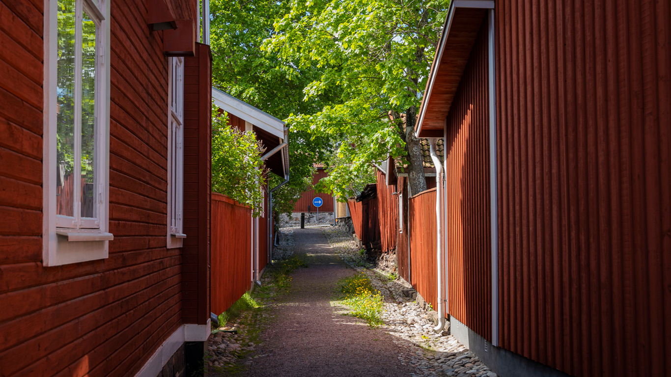 Röda hus i bymiljö i Världsarvet Falun.