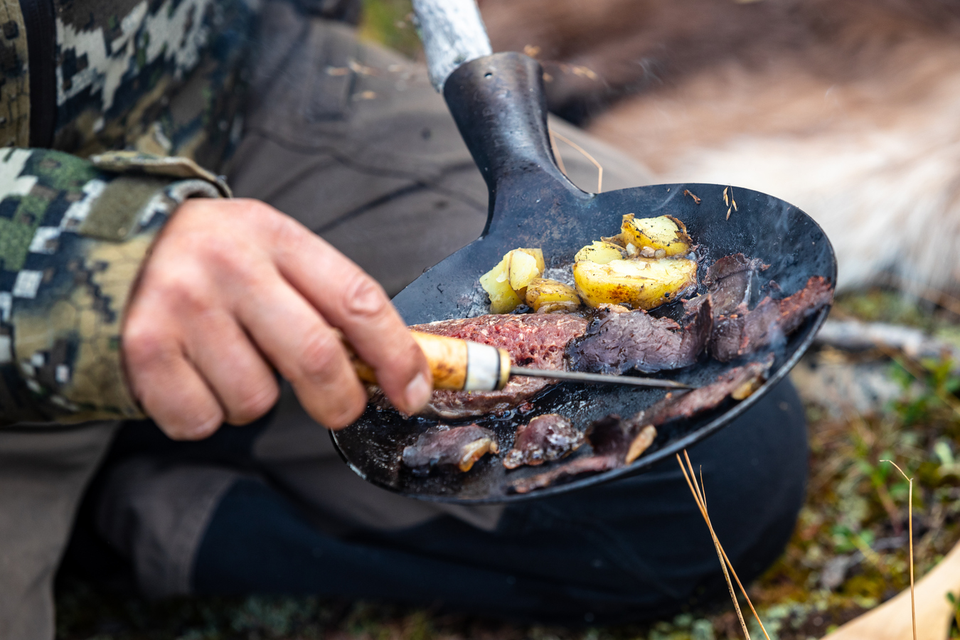 Tillagning av mat utomhus i Grövelsjöfjällen.
