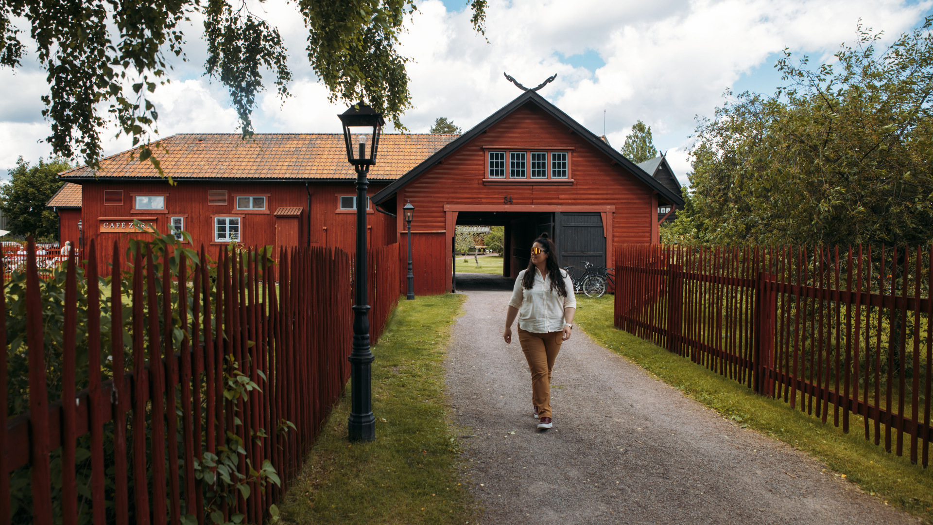 Kvinna framför Zorngården