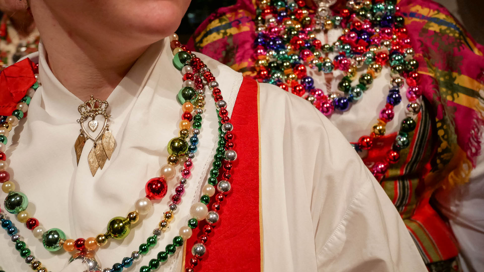 Folkdräkter med pärlor under Dalarnas Lussibrud.