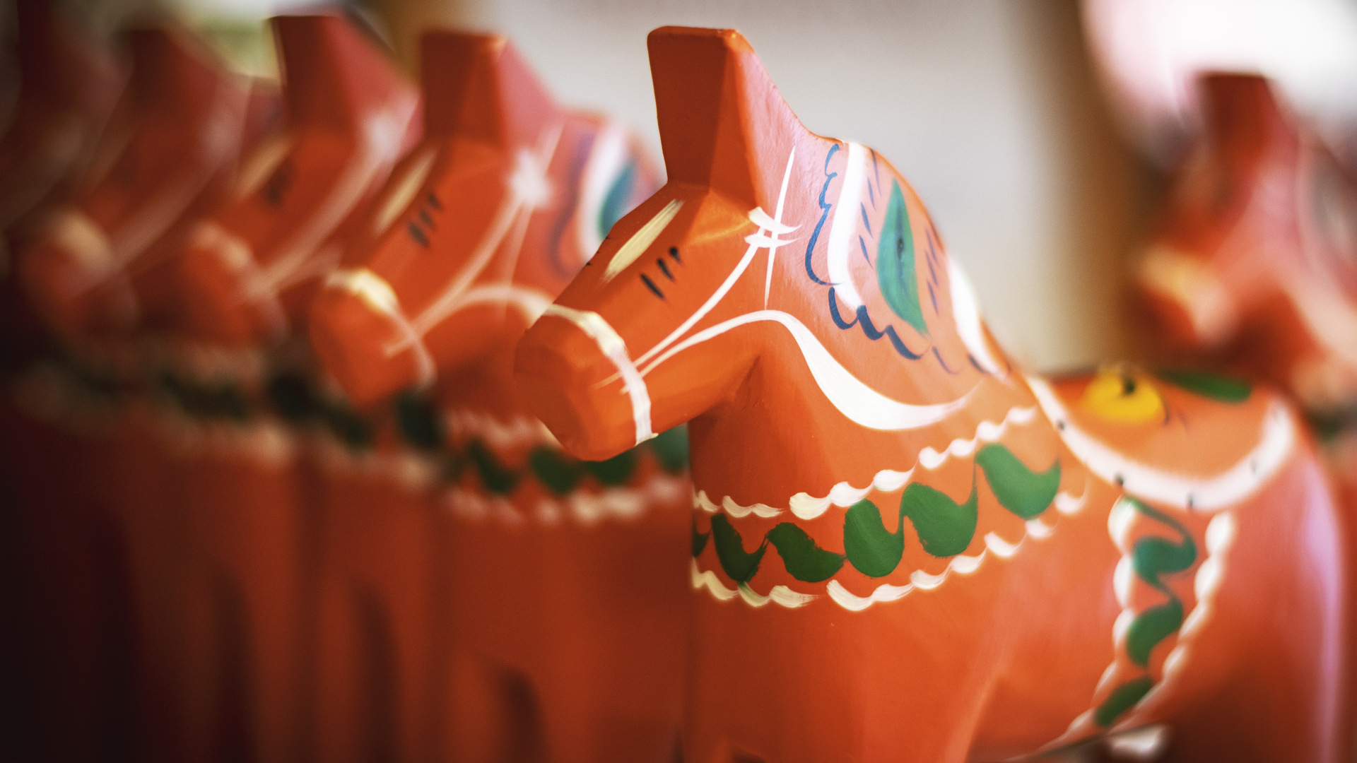 Dalahästar på en rad hos Nils Olsson Dalahästar