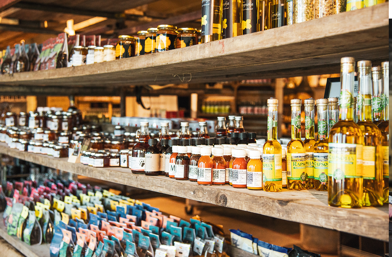 Välfyllda hyllor i saluhallen hos Skedvi Bröd.