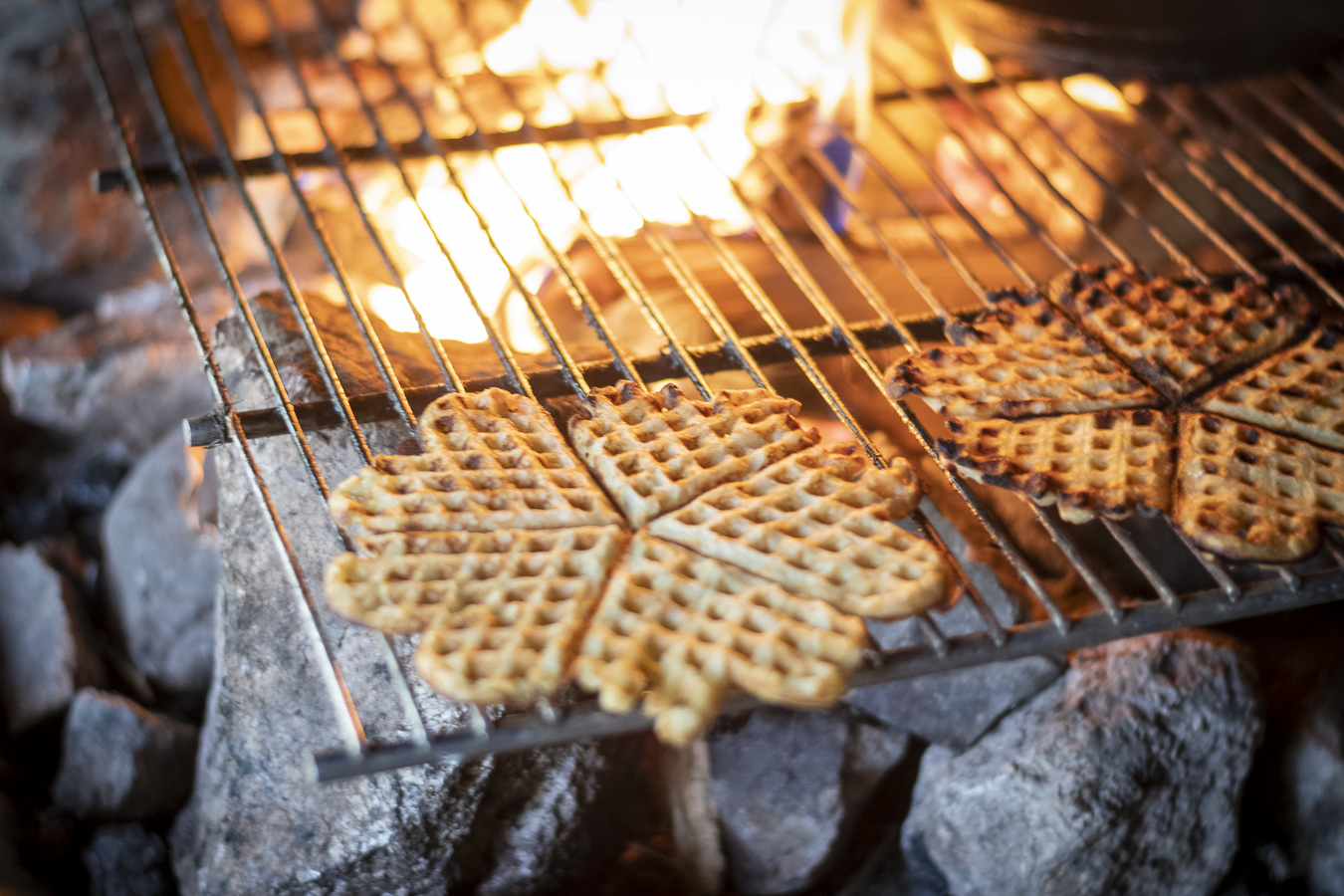Grädda våfflor över öppen eld.