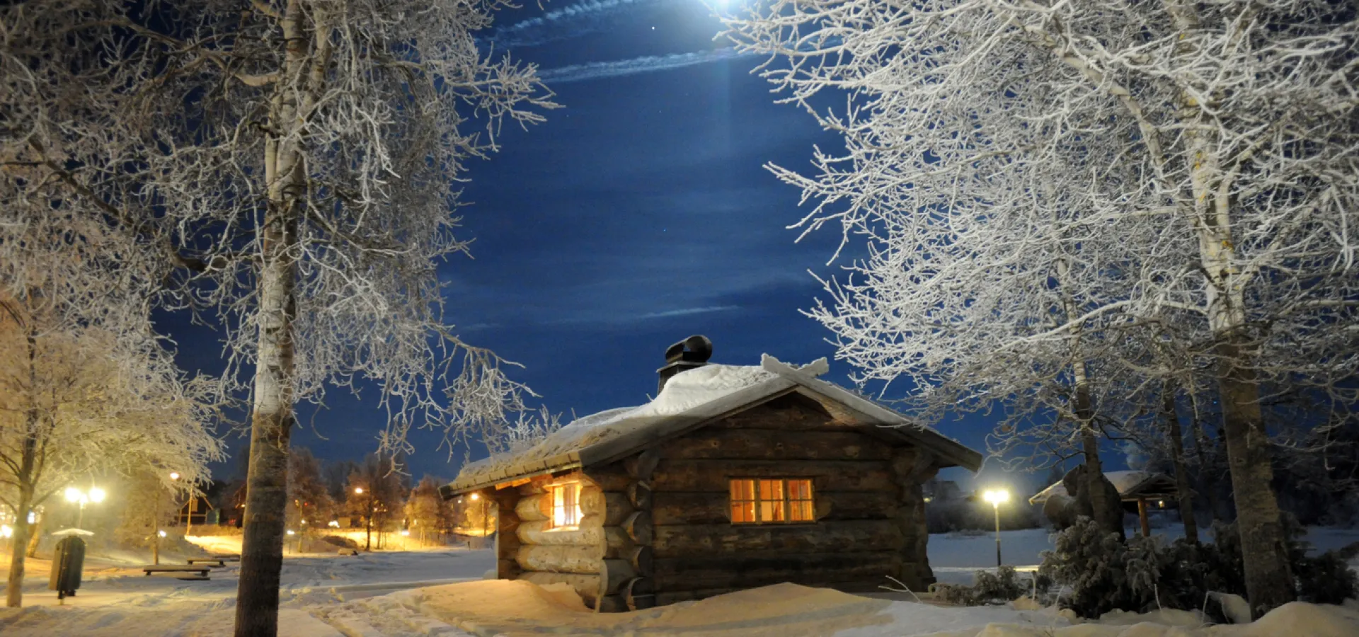 Stuga i månsken.