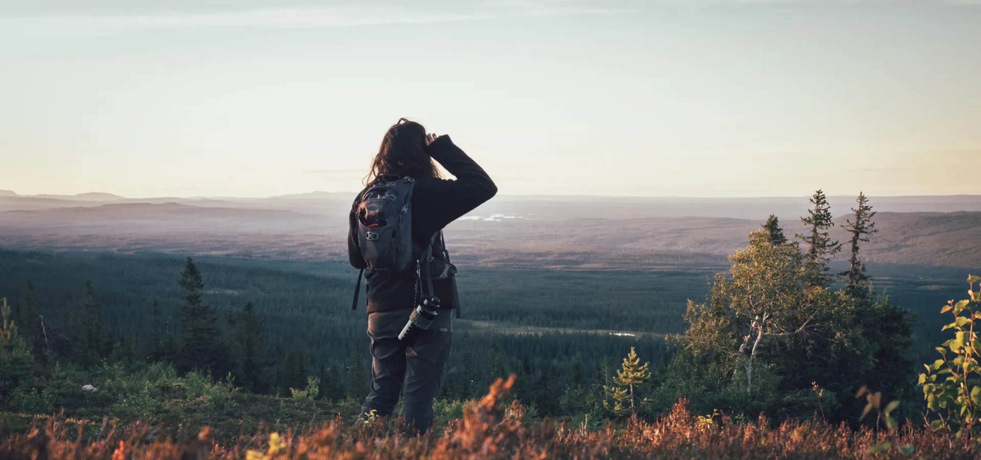 Kvinna blickar ut över fjällen.