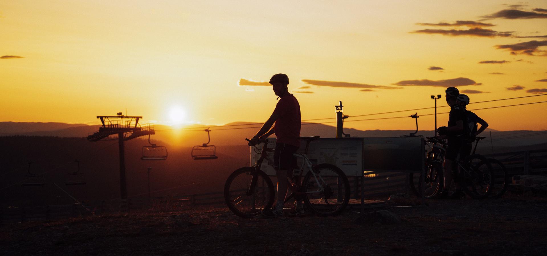 Cyklister i solnedgång på Idre Fjäll.