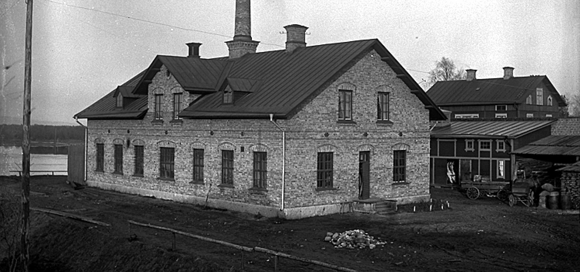 Historiskt foto på tegelhus vid Badstubacken i Mora.