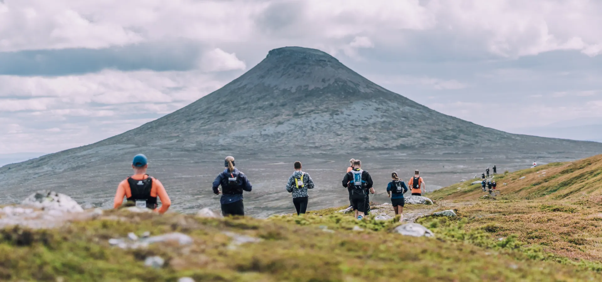 Ett kompisgäng som löper på Städjan-Nipfjället.