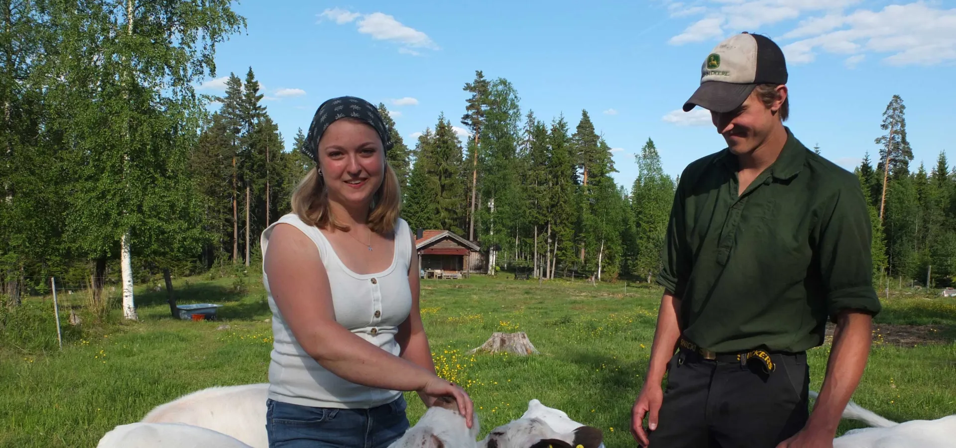 Anna och Jerk hos kalvarna.