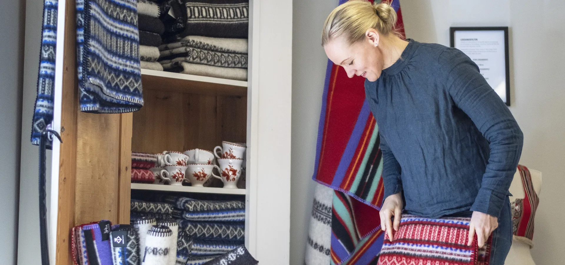 Linn Sund med sina hantverk.