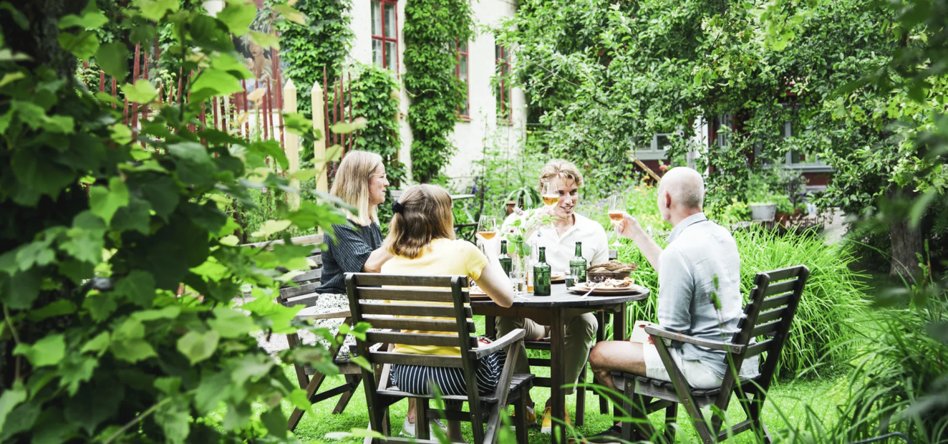 Uteservering i trädgården hos Dala-Floda Värdshus.