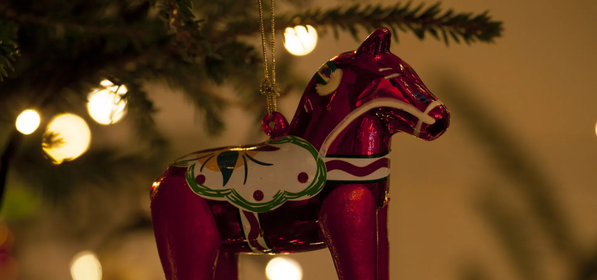 Julgranspynt som hänger i en julgran.