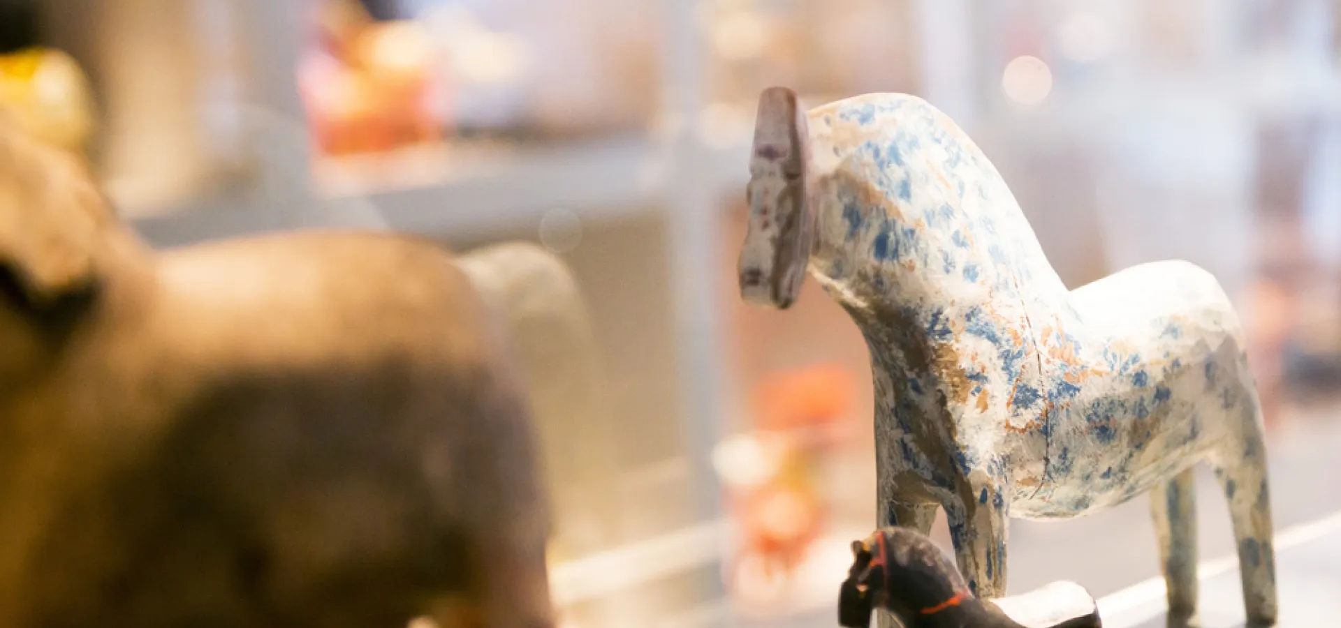 Gamla dalahästar på Dalarnas museum.