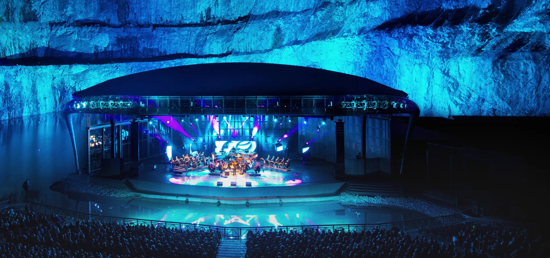 Scenen i Dalhalla lyser med blått sken.