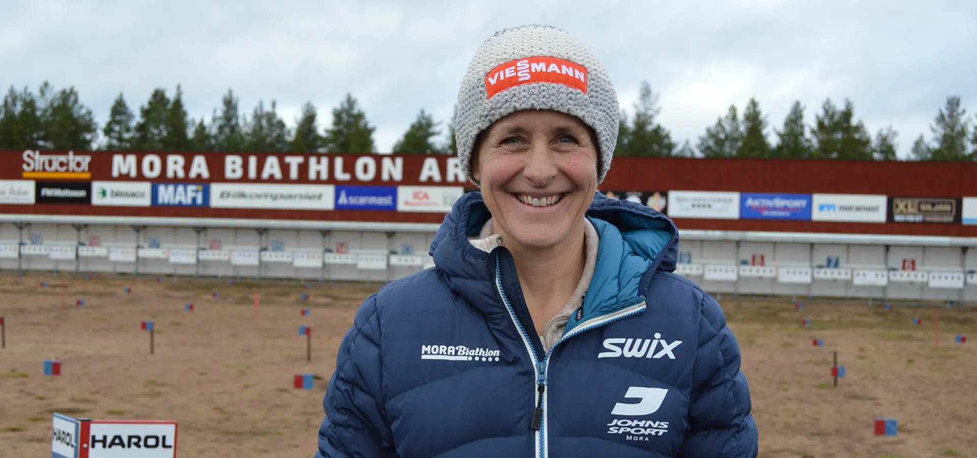 Uschi Disl framför skjutvallen i Mora.