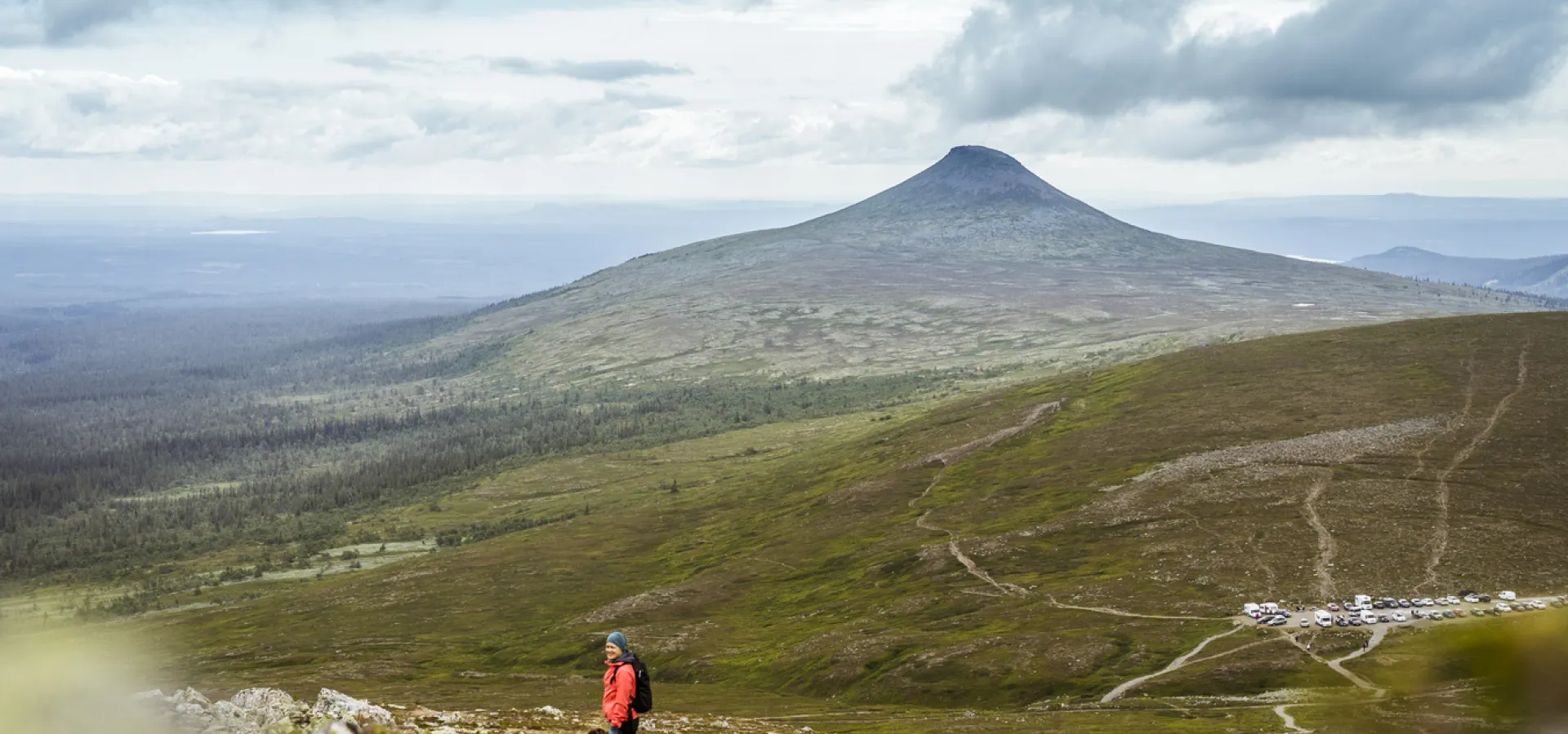 Vandrare i Grövelsjön vid Städjan.