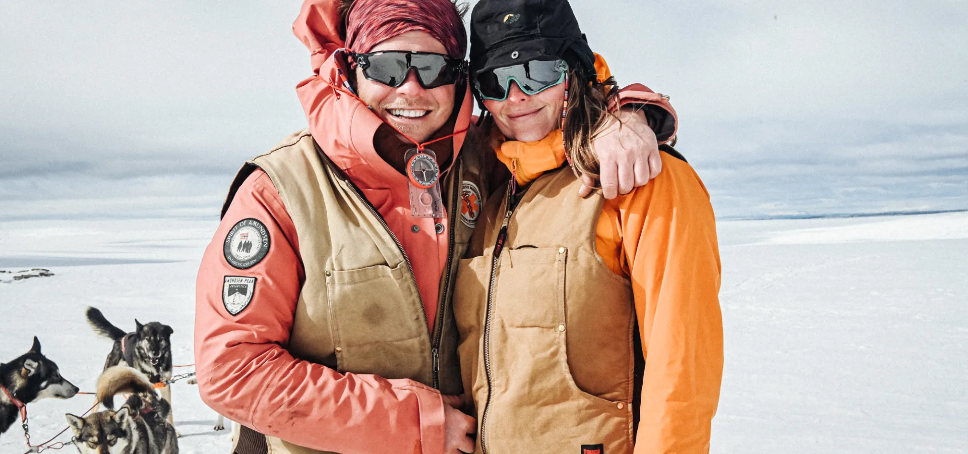 Ludwig Lind tillsammans med en kollega på snöigt fjäll.