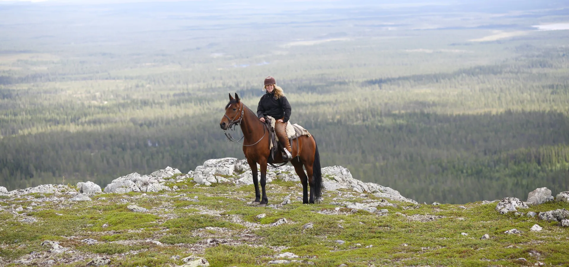Tjej som rider på fjäll.