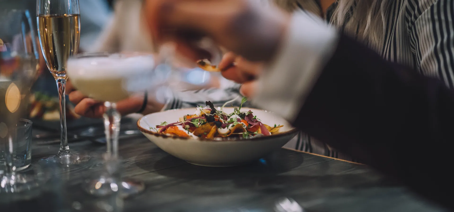 Bord med mat serverat på Idre Fjäll.
