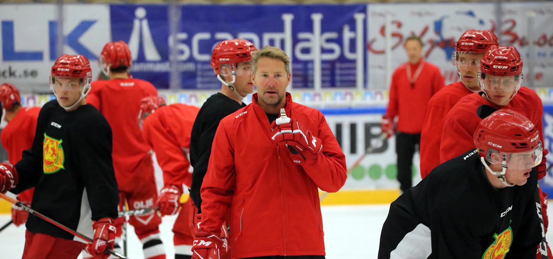 Mora IKs tränare Johan Hedberg på isen.