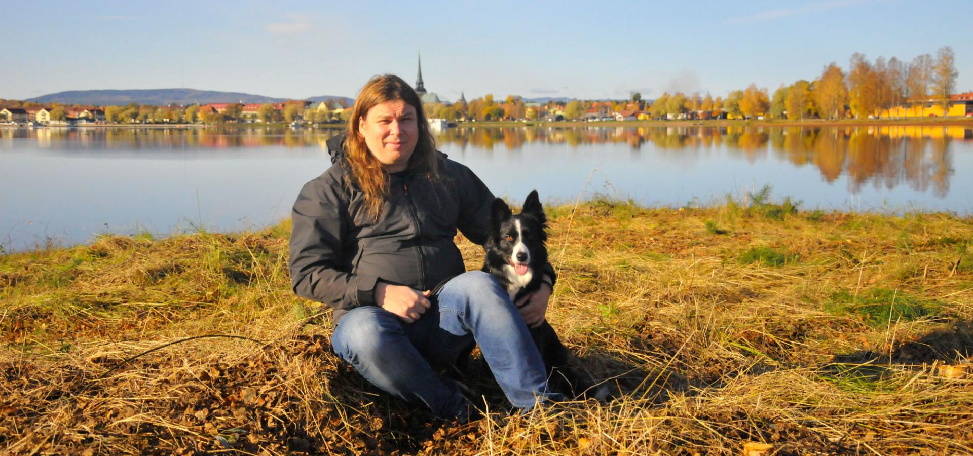 Mats Loman tillsammans med sin hund.