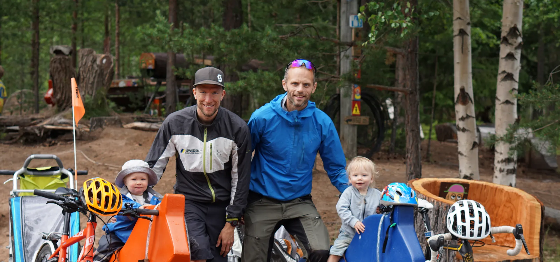 Två pappor med sina barn.