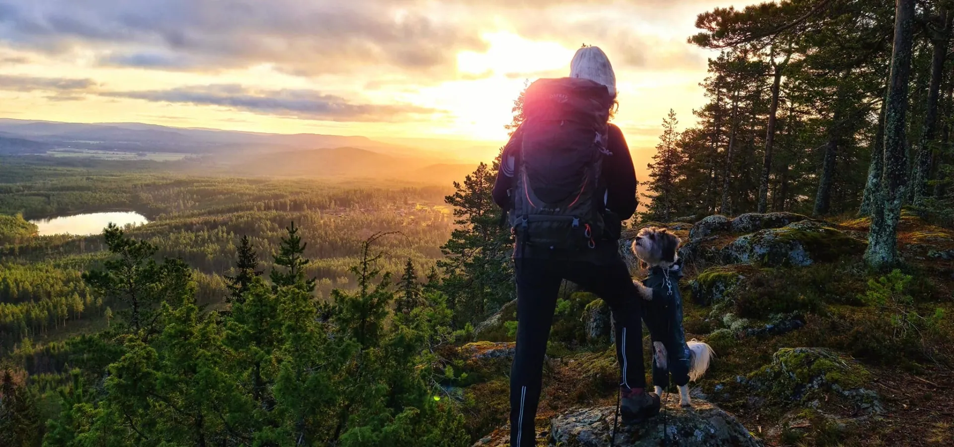 Ana-Mariah Östlund tillsammans med hunden Ove på toppen av berget Skebergsklitten.