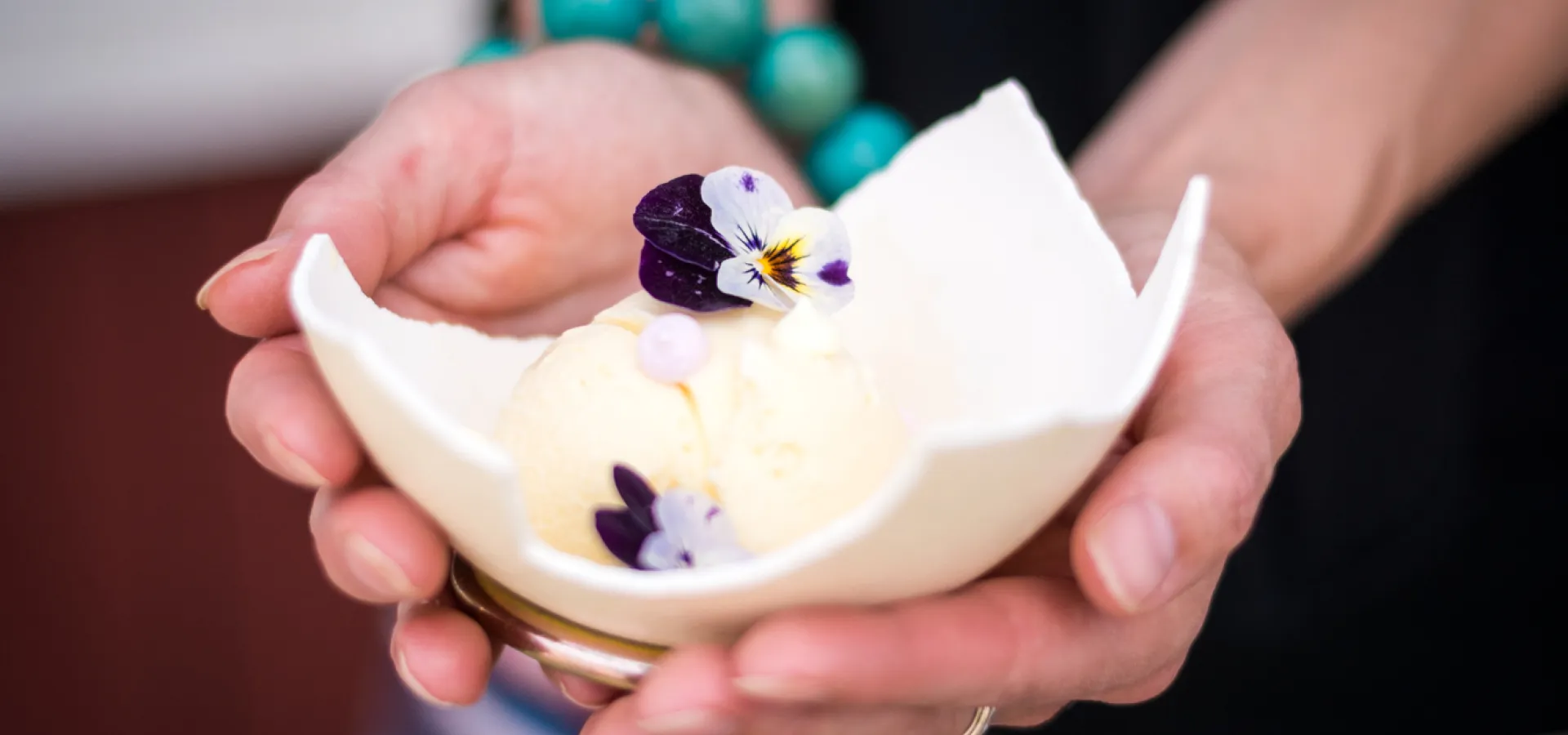 Glass som serveras på skal från strutsägg.