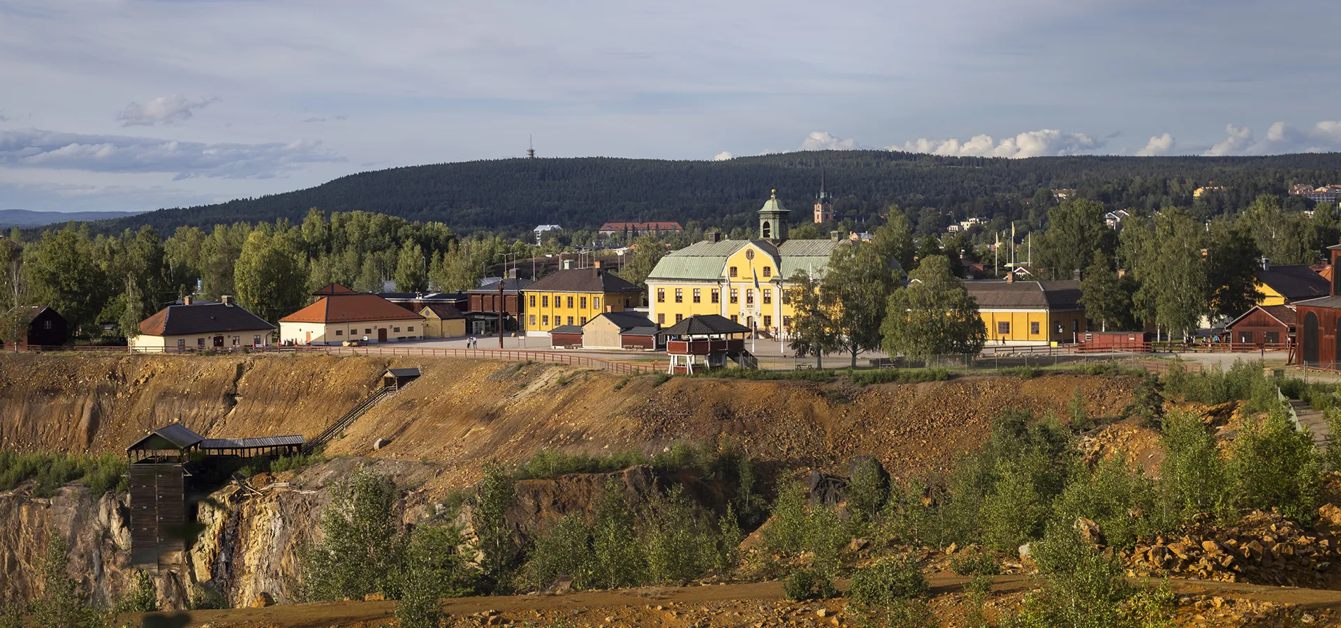 The houses at Falu Gruva with Stora Stöten in the front.