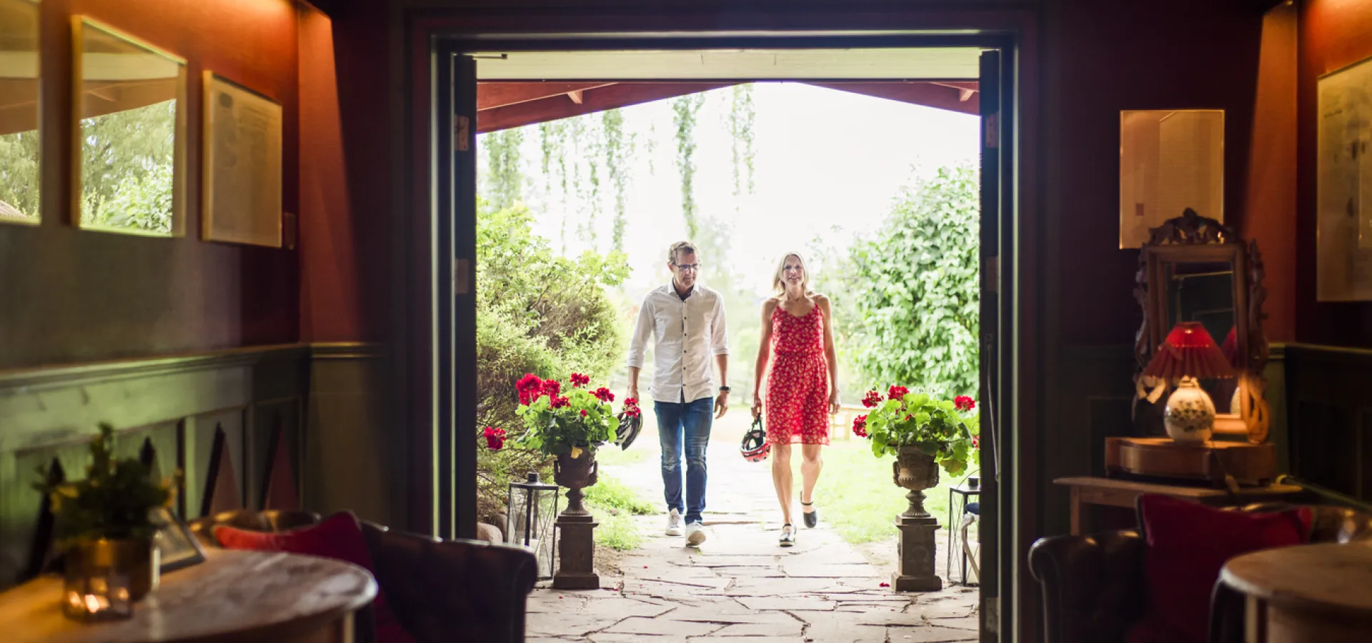 Man och kvinna i entrén till hotell Åkerblads i Tällberg.
