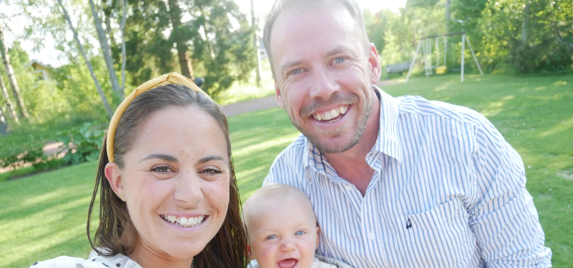 Anna Haag och Emil Jönsson tillsammans med sonen Harry.