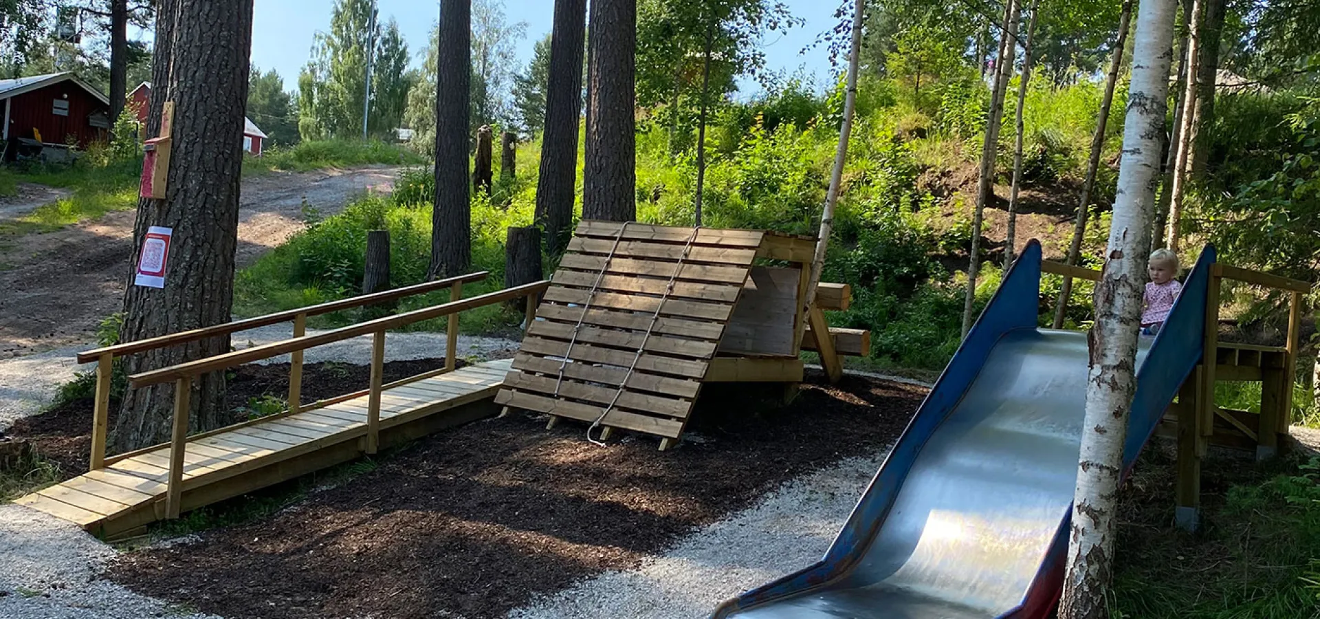 Hinderbanor och lekstationer i Mörksuggeparken i Rättvik.
