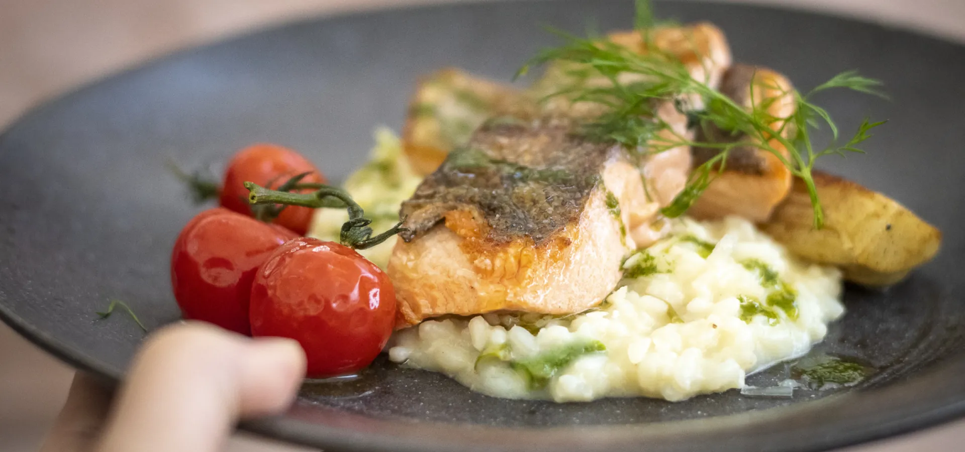 Lax serverad på tallrik hos Banken Två rum och kök i Falun.