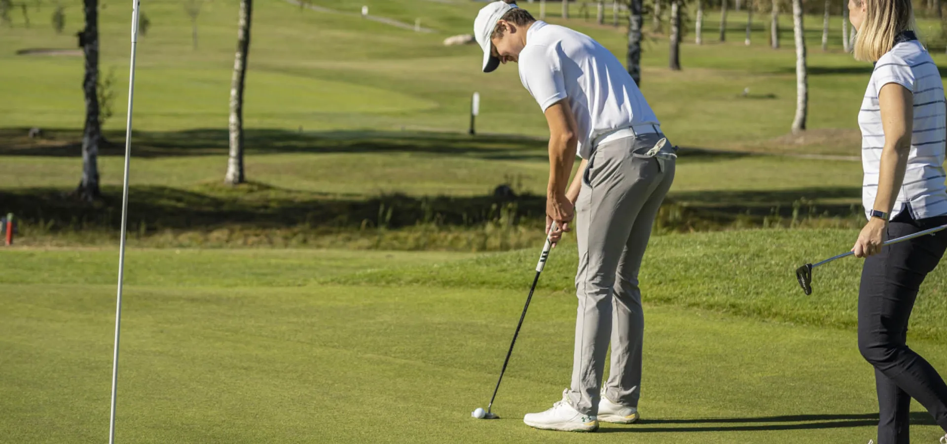 Par som spelar golf.