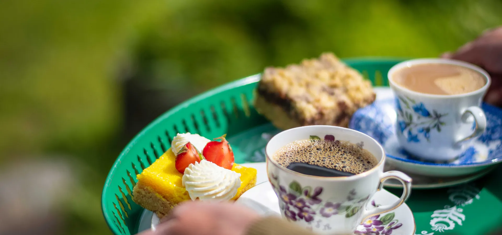 FIkabröd på en bricka med två koppar kaffe.