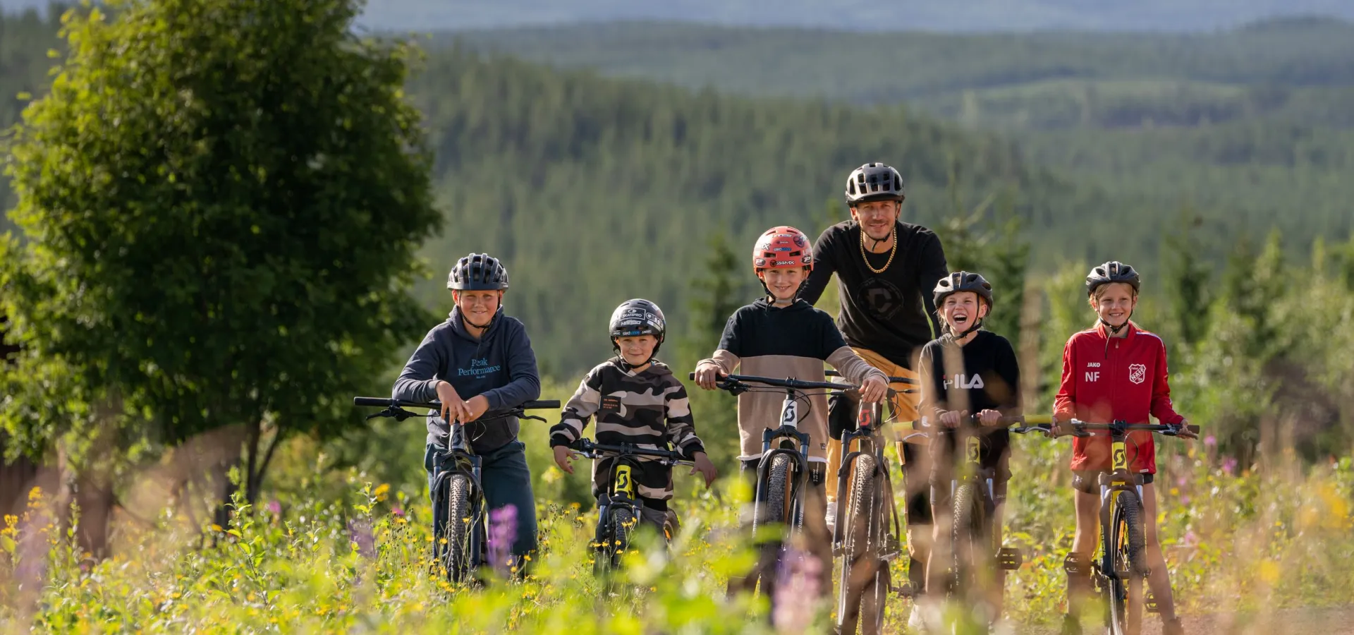 Familj som cyklar