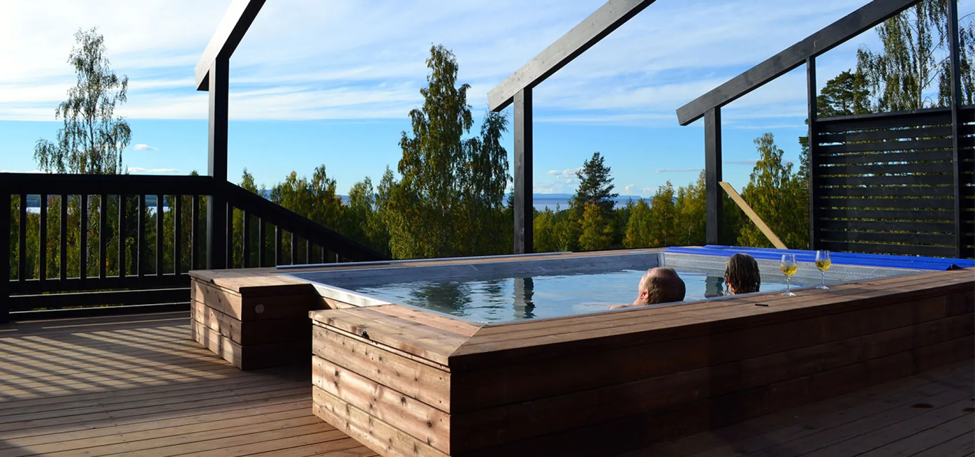 Pool med utsikt över Siljan på spa-avdelningen på Dalecarlia i Tällberg.