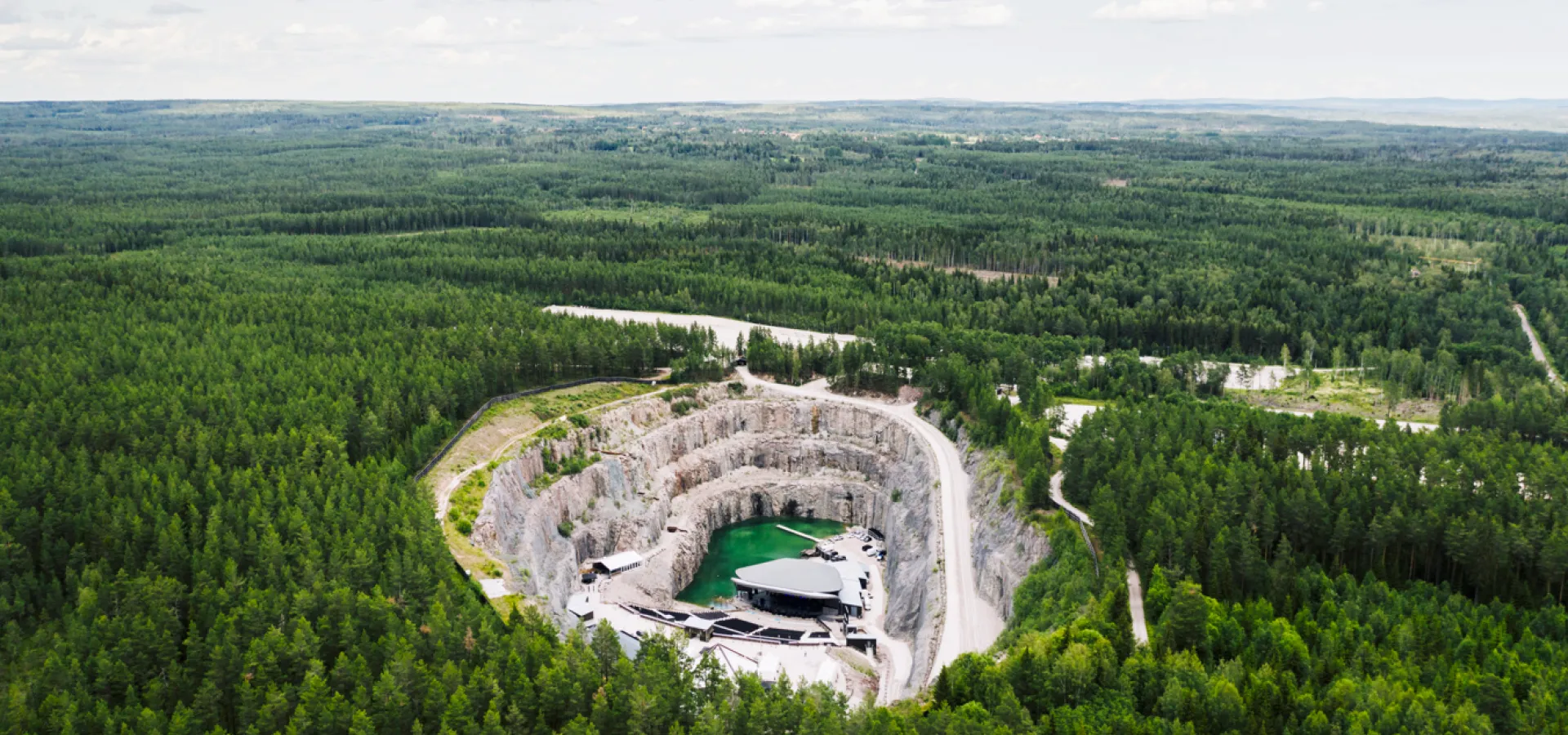 Flygbild över kalkbrottet och arenan Dalhalla.