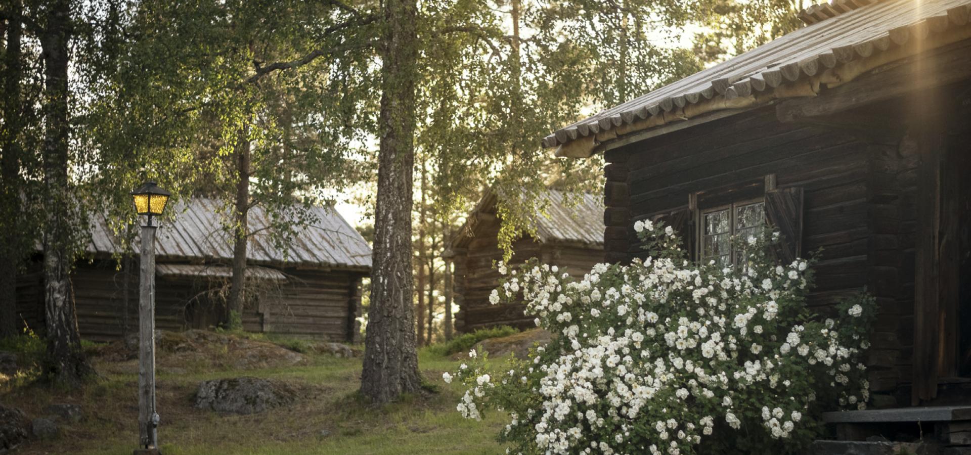 Timmrade hus vid Dössbergets hembygdsgårdar i Bjursås.