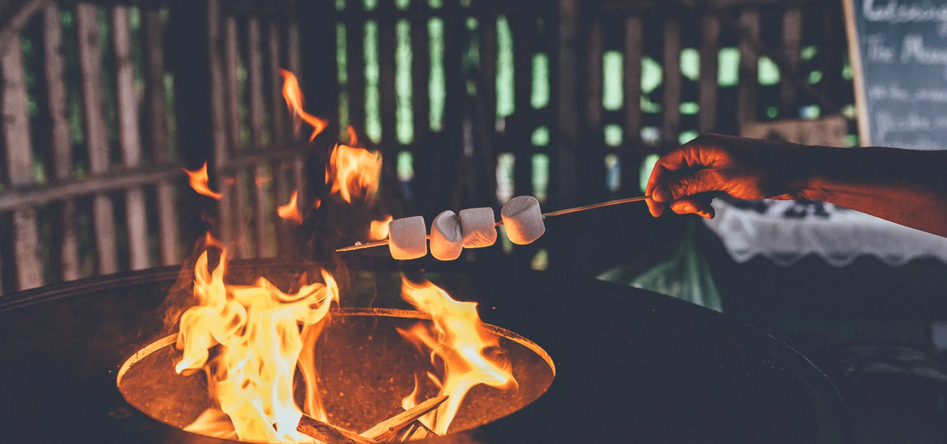 Öppen eldstad med mat som grillas.